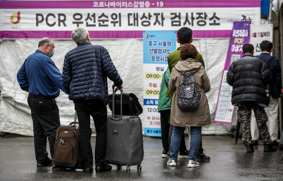 서울 중구 서울역광장에 설치된 임시선별검사소를 찾은 시민들이 검사를 위해 줄 서 있는 모습. [사진제공=뉴시스]