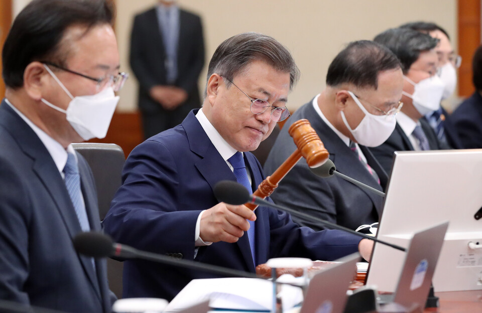 문재인 대통령이 3일 청와대 본관에서 열린 국무회의에서 의사봉을 두드리고 있다. [사진제공=뉴시스]