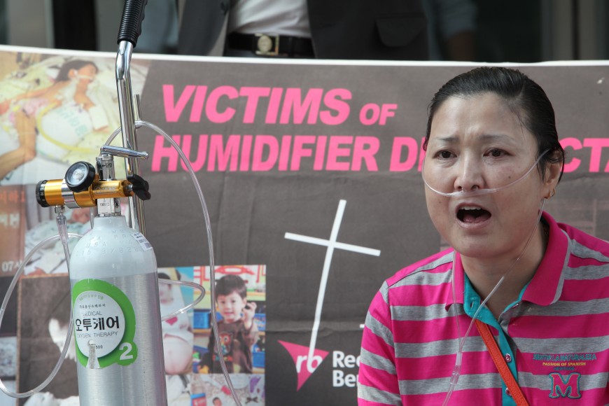 &nbsp;지난 2015년 9월 21일 서울 여의도 옥시 앞에서 열린 피해자 기자회견에서 발언하는 안은주(54)씨 [사진제공=환경보건시민센터]