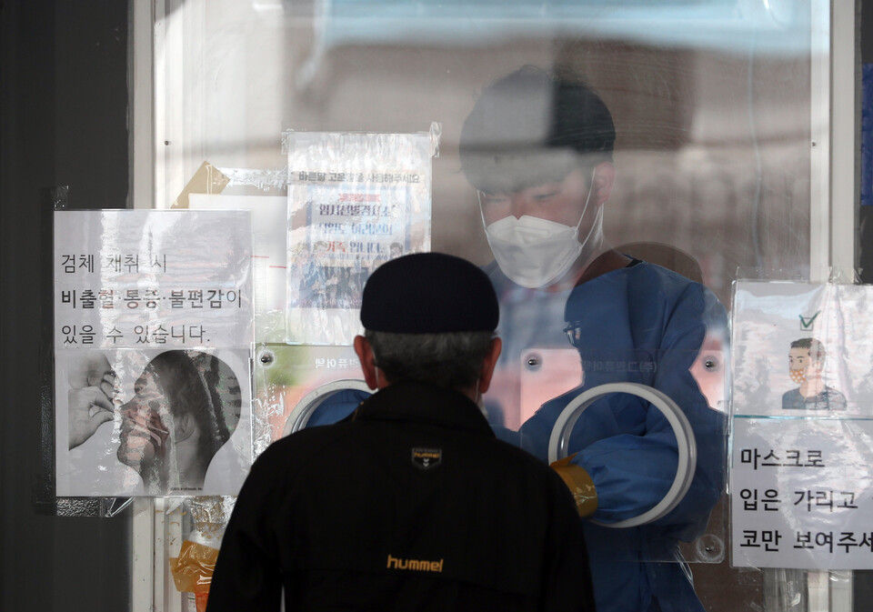 서울역 임시선별검사소를 찾은 시민이 PCR검사를 받고 있는 모습. [사진제공=뉴시스]