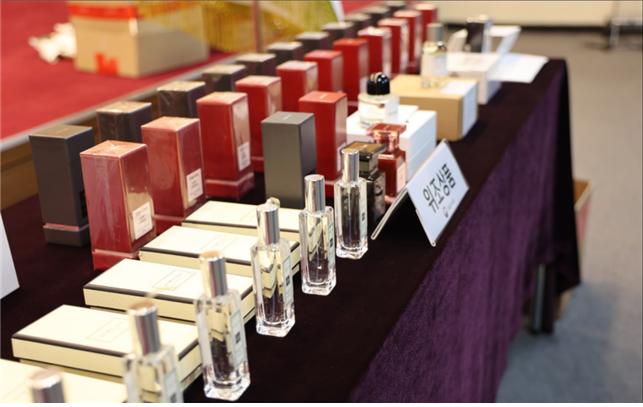 서울본부세관이 적발한 위조 향수들&nbsp; [사진제공=서울본부세관]