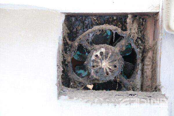 창신동 모자의 집. 환풍구에 먼지가 덕지덕지 붙어있다.&nbsp;ⓒ투데이신문