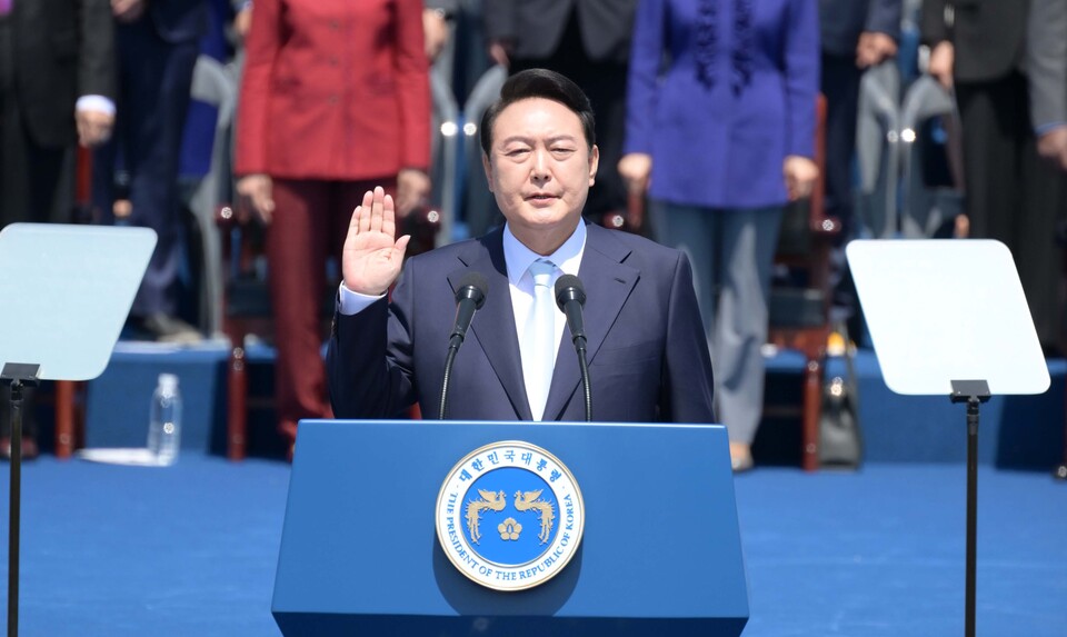 10일 오전 서울 여의도 국회에서 제20대 대통령 취임식이 열린 가운데 윤석열 대통령이 선서를 하고 있다.