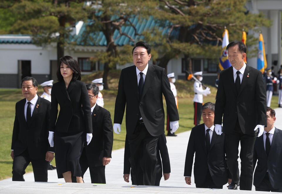 윤석열 대통령과 김건희 여사가 10일 오전 서울 동작구 국립서울현충원 내 현충탑 참배를 위해 이동하고 있다. [사진제공=뉴시스]