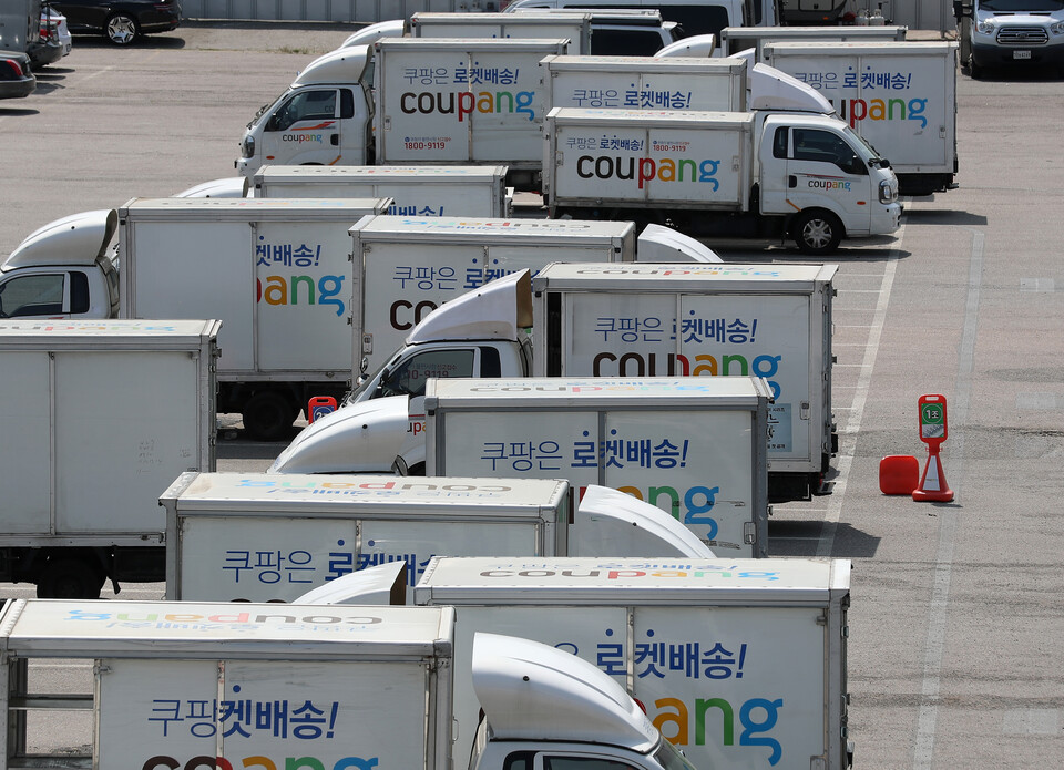 12일 오전 서울 서초구 양재동의 한 주차장에 쿠팡 트럭이 주차돼 있다. [사진제공=뉴시스]
