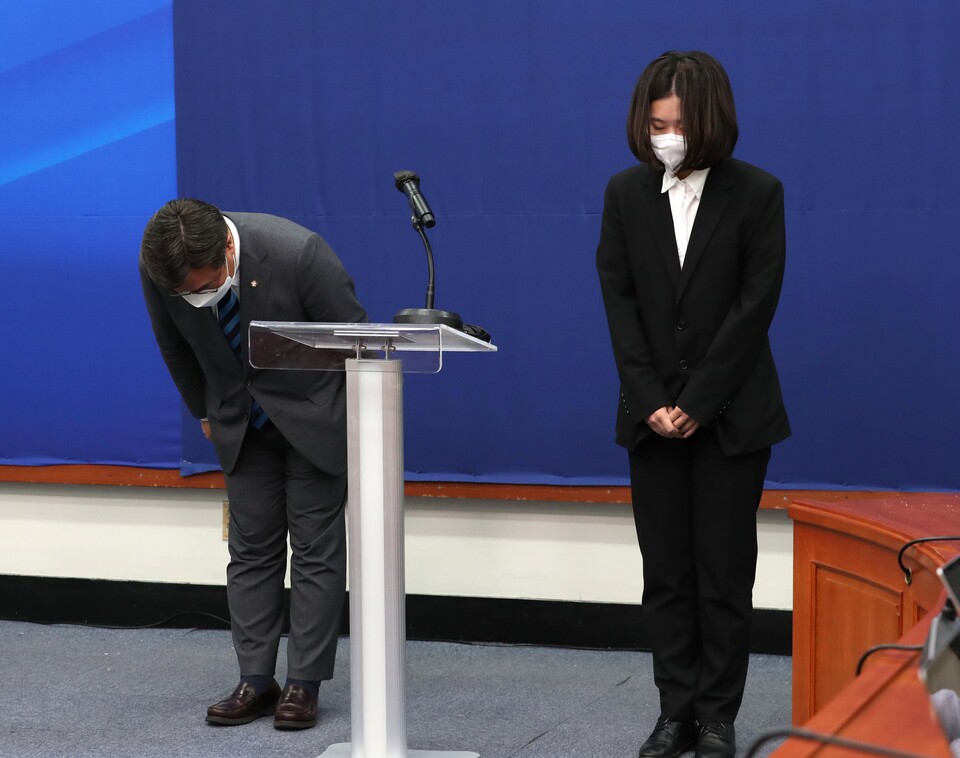 공식사과하는 더불어민주당 윤호중-박지현 공동비상대책위원장. [사진제공=뉴시스]