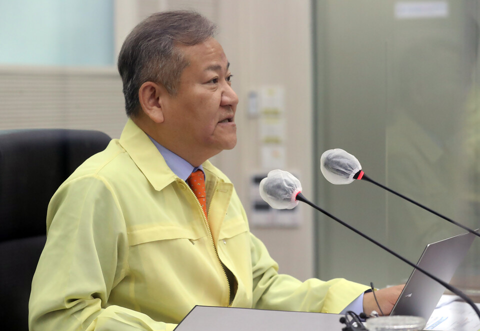 이상민 중앙재난안전대책본부 2차장(행정안전부 장관)이 13일 오전 세종시 정부세종2청사 중앙안전재난상황실에서 열린 코로나19 대응 중대본 회의에서 모두발언을 하고 있다.&nbsp; [사진제공=뉴시스]<br>