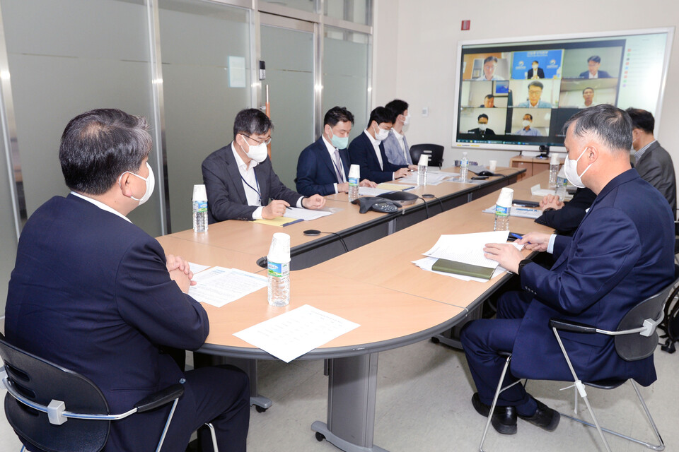 산업통상자원부는 13일 산업자원안보 TF 화상 회의를 열고 러시아의 비우호국 특별경제조치 관련 공급망 영향과 주요 품목별 수급동향 및 대응방안을 점검했다. [사진제공=산업통상자원부]