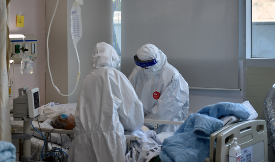 대구 북구 칠곡경북대학교병원 코로나19 치료 병동에서 간호사들이 확진자를 돌보고 있다. [사진제공=뉴시스]<br>