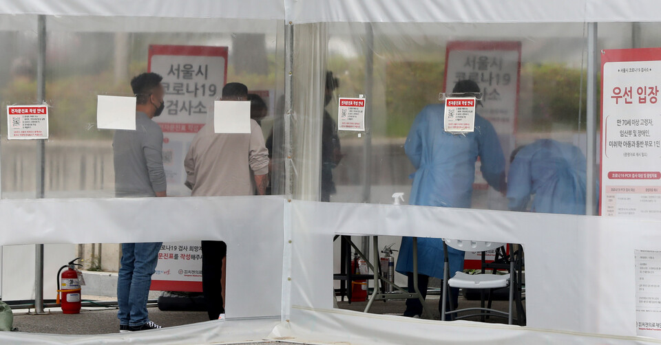 서울 송파구에 위치한 한 임시선별검사소에서 시민이 코로나19 검사를 받기 위해 줄 서 있다. [사진제공=뉴시스]<br>