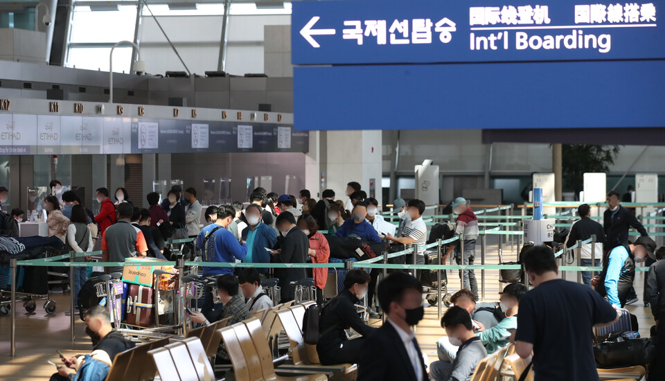 인천국제공항에서 출국 수속을 밟는 이용객들. [사진제공=뉴시스]<br>