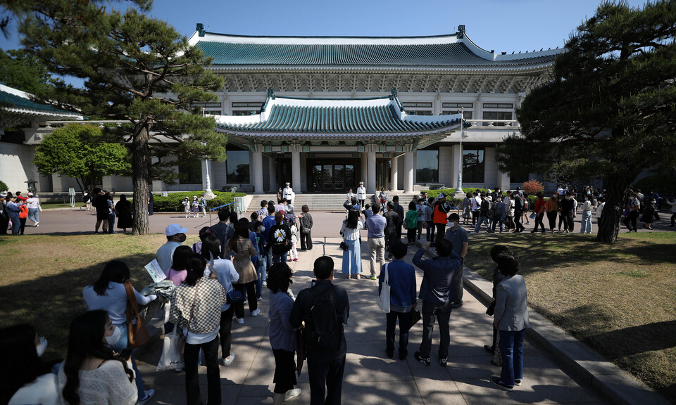 서울 종로구 청와대에서 시민들이 본관 앞에서 기념촬영을 하고 있다. [사진제공=뉴시스]
