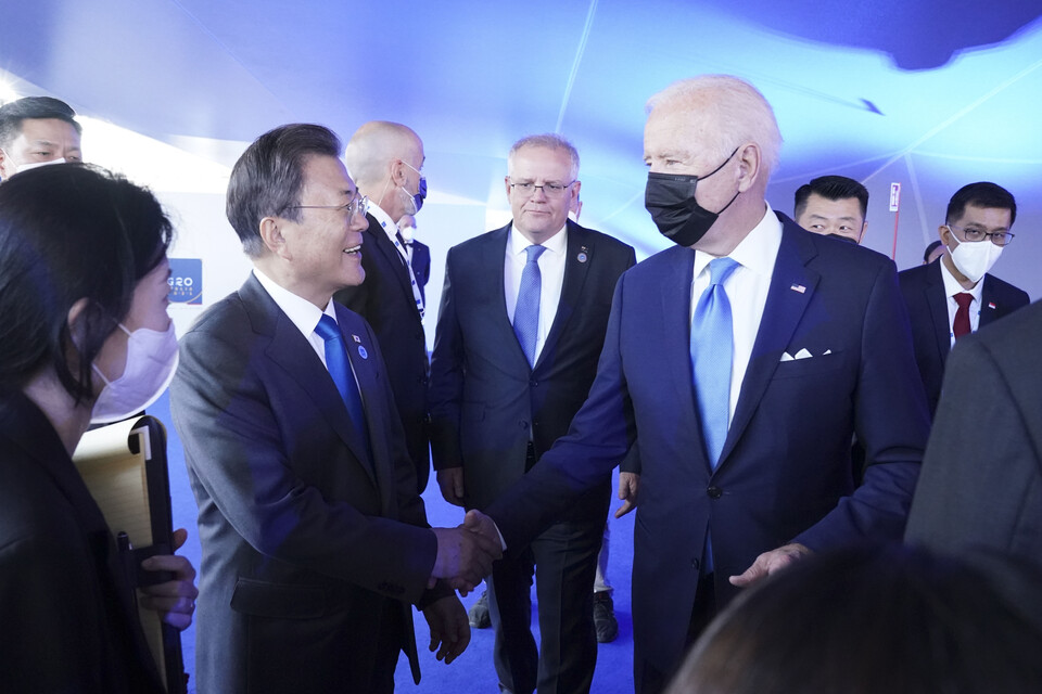 G20 정상회의에서 만난 미국 조 바이든 대통령과 인사하는 문재인 전 대통령. [사진제공=뉴시스]