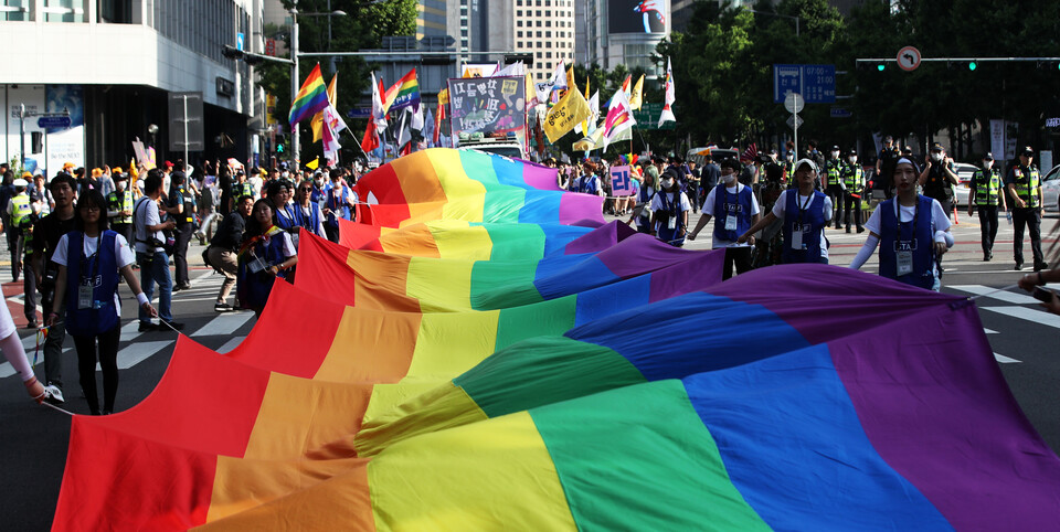 서울퀴어문화축제 참가자들이 퍼레이드를 하고 있다. [사진제공=뉴시스]<br>