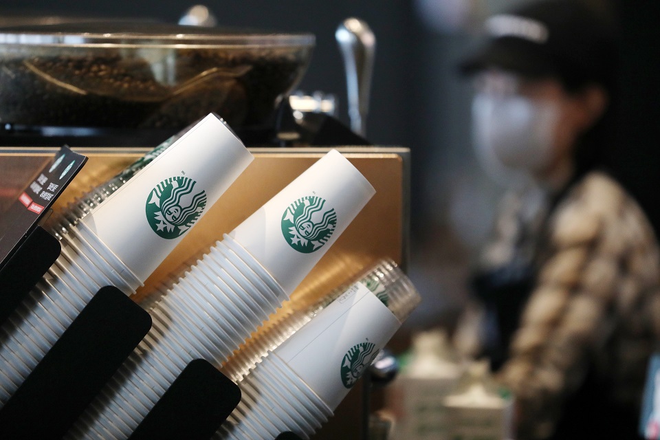 서울 시내 한 프랜차이즈 커피 전문점에 일회용 컵이 놓여있다. [사진제공=뉴시스]
