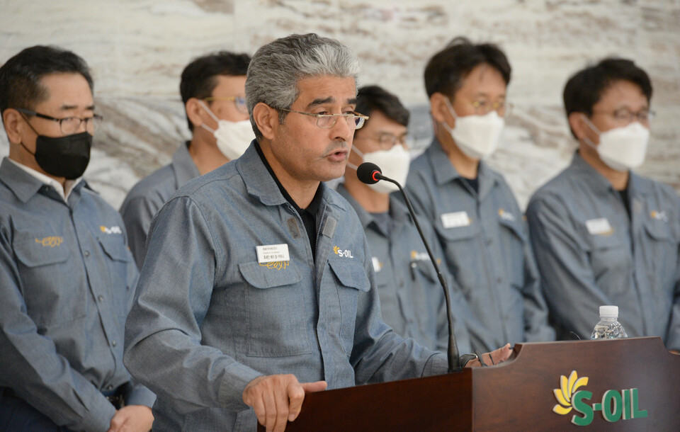 에쓰오일 후세인 알 카나티 CEO가 20일 에쓰오일 울산 온산공장에서 기자회견을 열고 전날인 19일 발생한 폭발사고에 대한 사과문을 발표하고 있다. [사진제공=뉴시스]