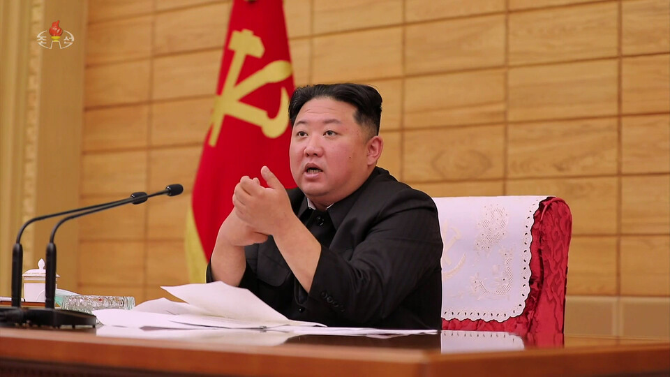 북한 조선중앙 TV는 김정은 북한 조선노동당 총비서 겸 국무위원장이 지난 14일 중앙위원회 정치국 협의회를 주재하고 코로나19 상황에 대한 보고를 받았다고 15일 보도했다. [사진제공=뉴시스/조선중앙TV캡처]<br>