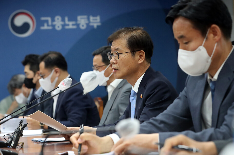 고용노동부 이정식 장관이 23일 세종시 정부세종청사에서 열린 전국 기관장 회의를 주재하며 모두발언을 하고 있다. [사진제공=뉴시스]