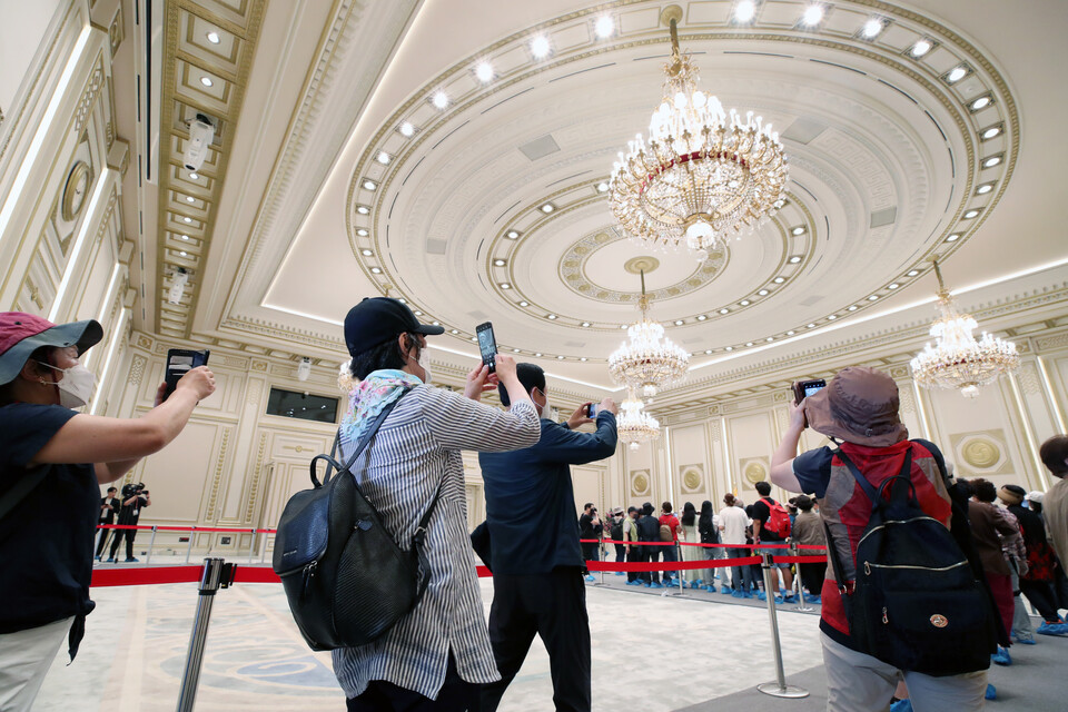 문화재청이 청와대 개방 2주를 맞은 23일부터 청와대 영빈관과 춘추관 내부를 일반에 공개했다. 23일 오후 서울 종로구 청와대 영빈관을 찾은 관람객들이 내부 모습을 둘러보고 있다. [사진제공=뉴시스]<br>