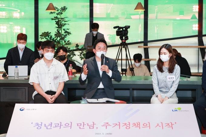 국토교통부 원희룡 장관은 24일 경기도 성남시 판교 제2테크노밸리 LH 기업성장센터를 방문해 청년들과 간담회를 가졌다. [사진제공=국토교통부]