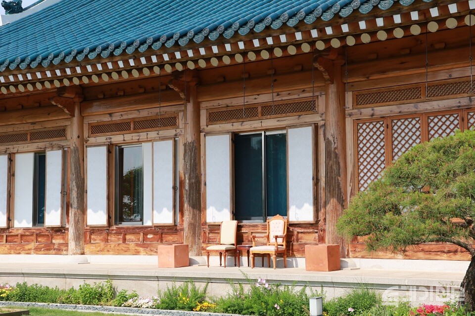 청와대 관저 앞에 의자 두 개가 놓여 있다. ⓒ투데이신문