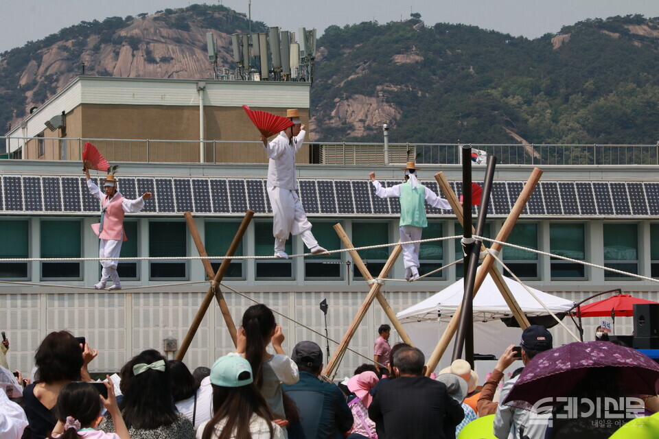 청와대 춘추관 앞 헬기장에서 줄타기 공연이 전개되고 있다. ⓒ투데이신문