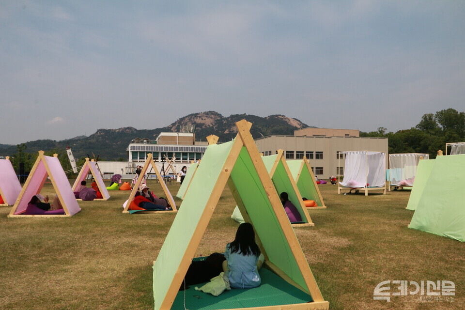청와대 춘추관 앞 헬기장에 설치된 천막에서 시민들이 휴식을 취하고 있다. ⓒ투데이신문