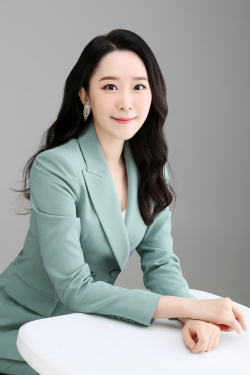 ▲ 최윤영 평론가·아나운서·공연 칼럼니스트<br>-네이버 오디오클립 ‘최윤영의 Musical Pre:view 공연을 말하다’<br>-클래식, 콘서트 등 문화예술공연 전문 MC<br>-미디어 트레이닝 및 인터뷰, 스피치 커뮤니케이션 전문 강사<br>-인천국제공항 아나운서, 경인방송 FM 리포터<br>