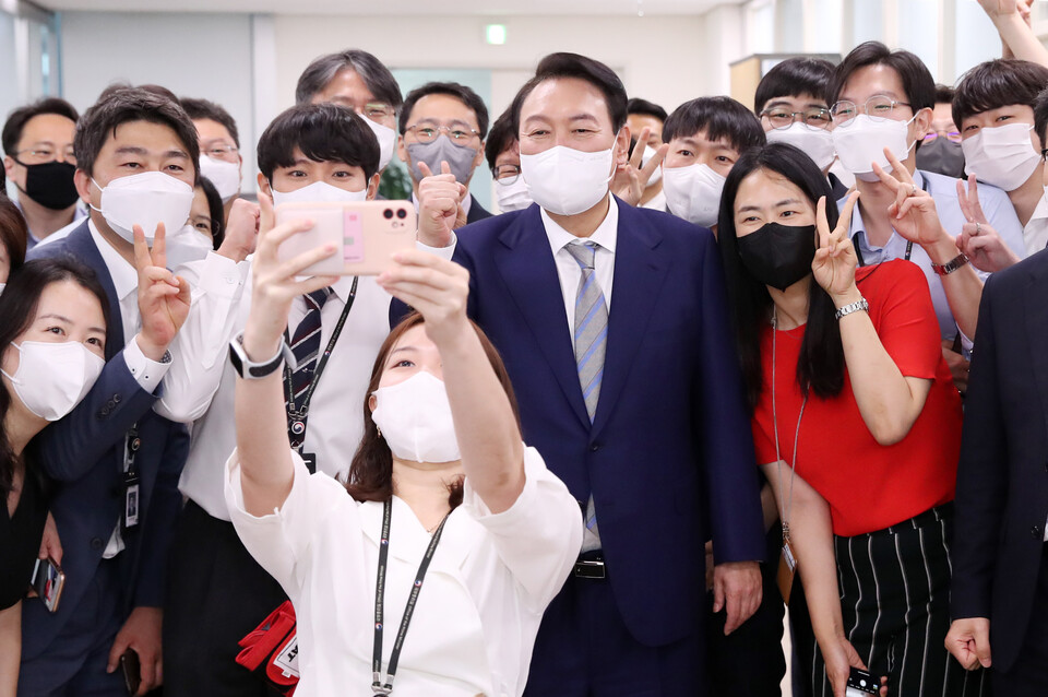 윤석열 대통령이 26일 정부세종청사에서 열린 국무회의를 마친 후 세종청사 직원들 격려차 사무실을 방문해 직원들과 기념촬영하고 있다. [사진제공=뉴시스]