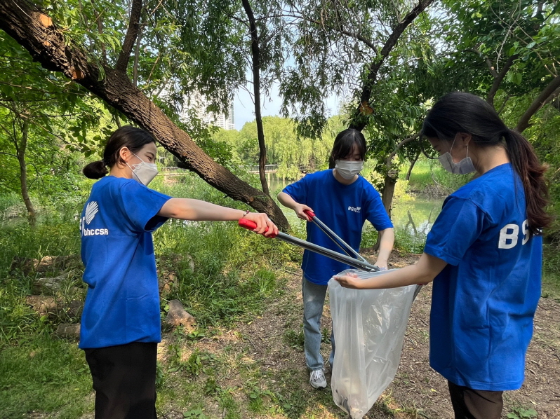 bhc치킨 해바라기 봉사단이 디지털샛강지도 제작을 위한 봉사활동에 나서는 모습 [사진제공=bhc치킨]
