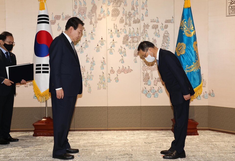 윤석열 대통령이 27일 오전 용산 대통령실 청사에서 김규현 국가정보원장에게 임명장을 수여하고 있다. [사진제공=뉴시스]