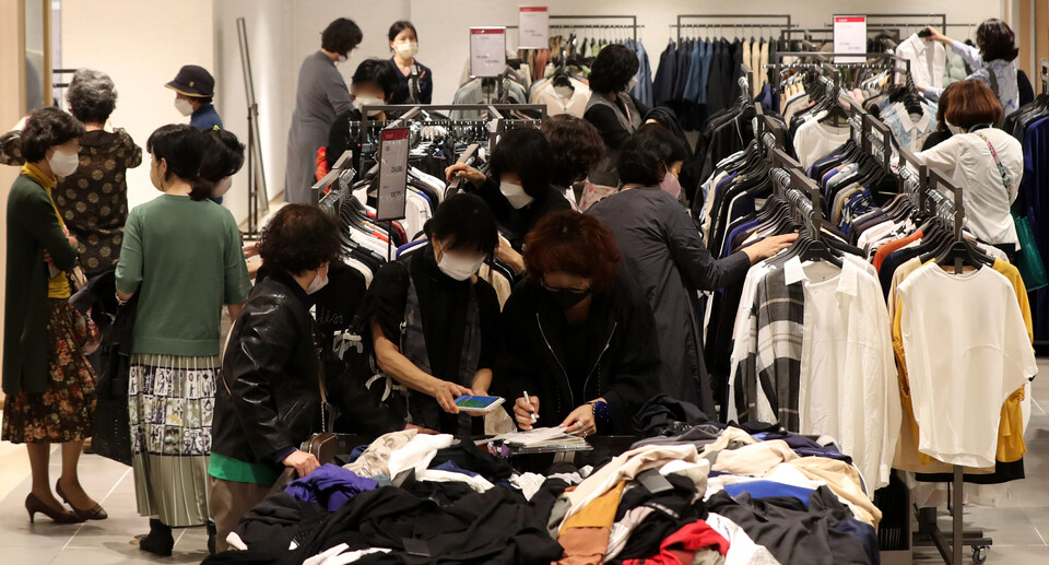 백화점에 많은 시민들이 붐비고 있다. [사진제공=뉴시스]