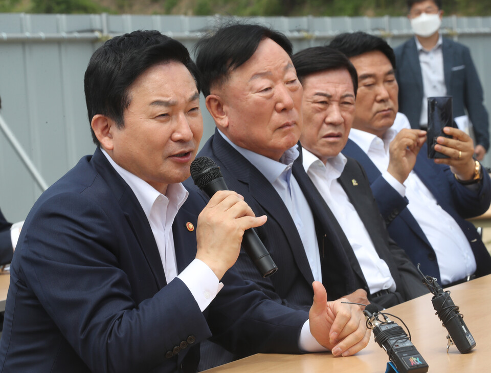 국토교통부 원희룡 장관이 30일 세종시 6-3생활권 M2블록 아파트 건설현장에서 안정적인 건설자재 공급망에 대한 논의를 하고 있다. [사진제공=뉴시스]