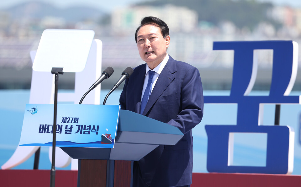 윤석열 대통령이 31일 부산항 국제여객터미널 크루즈 부두에서 열린 제27회 바다의 날 기념식에서 기념사하고 있다. [사진제공=뉴시스]
