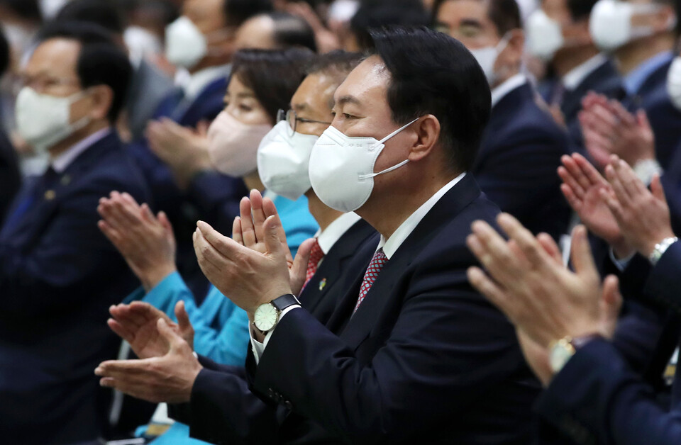 윤석열 대통령이 2일 오전 경기 고양 킨텍스에서 열린 2022 대한민국 고졸 인재 채용 엑스포 개막식에 참석해 박수치고 있다. [사진제공=뉴시스]