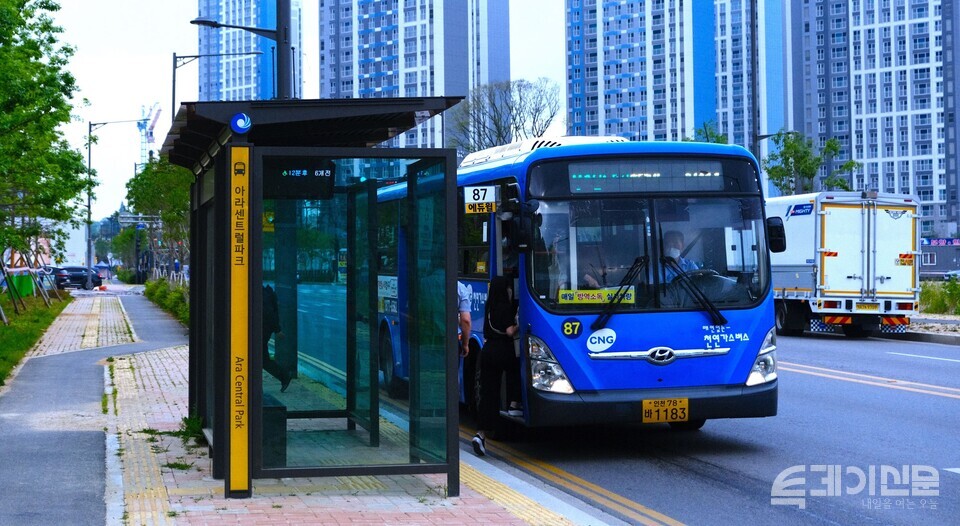 2일 오전 검단신도시 주민들이 계양역 방면으로 운행하는 87번 버스에 승차하고 있다. ⓒ투데이신문