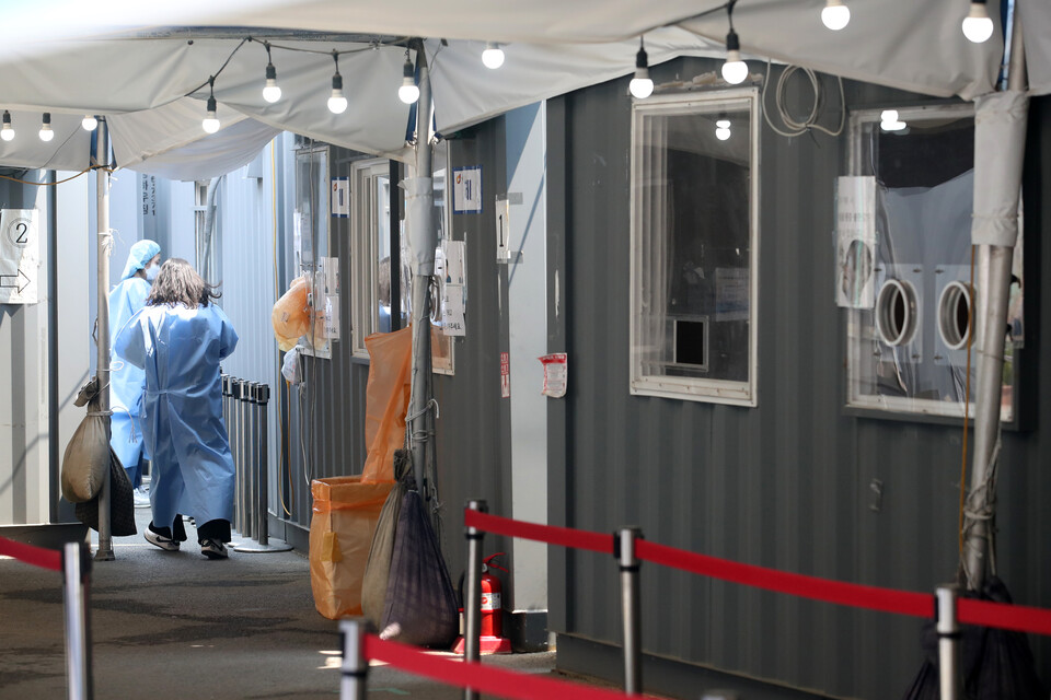 오전 서울 중구 서울역에 마련된 임시선별검사소가 한산한 모습을 보이고 있다. [사진제공=뉴시스]<br>