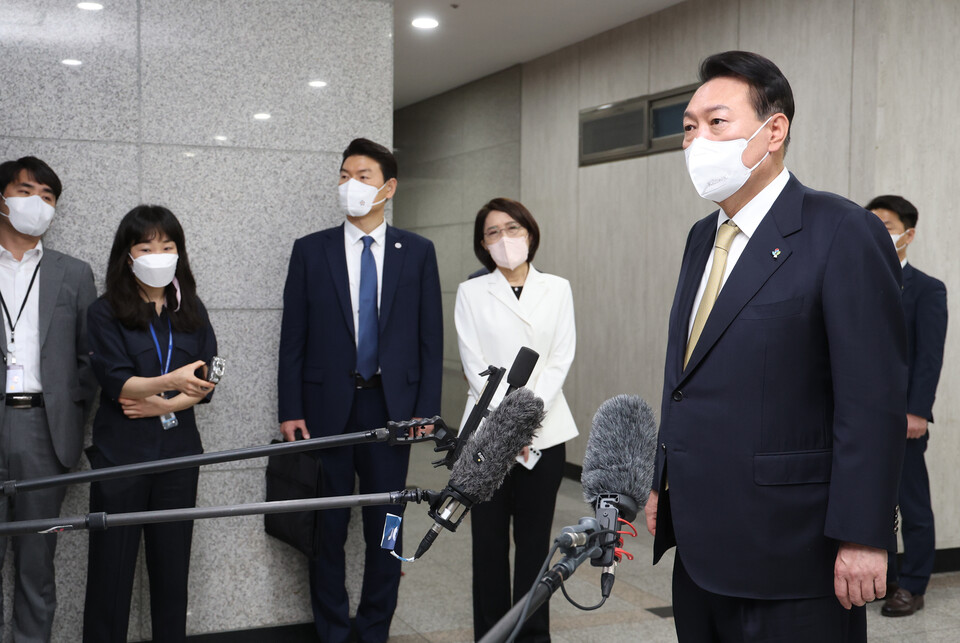 윤석열 대통령이 8일 오전 서울 용산 대통령실 청사로 출근하며 취재진 질문에 답하고 있다. [사진제공=뉴시스]