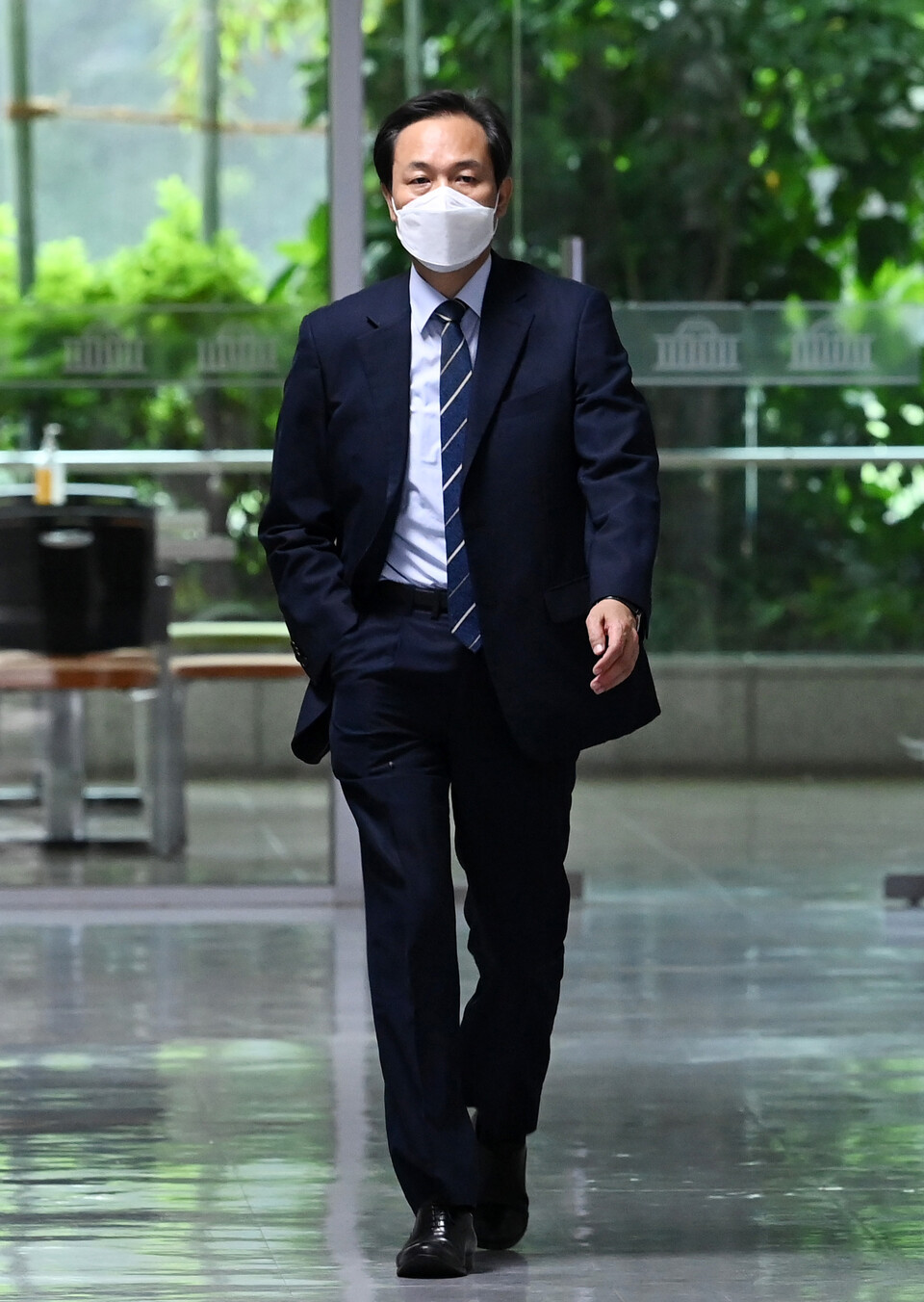 간담회장 향하는 더불어민주당 우상호 비상대책위원장. [사진제공=뉴시스]