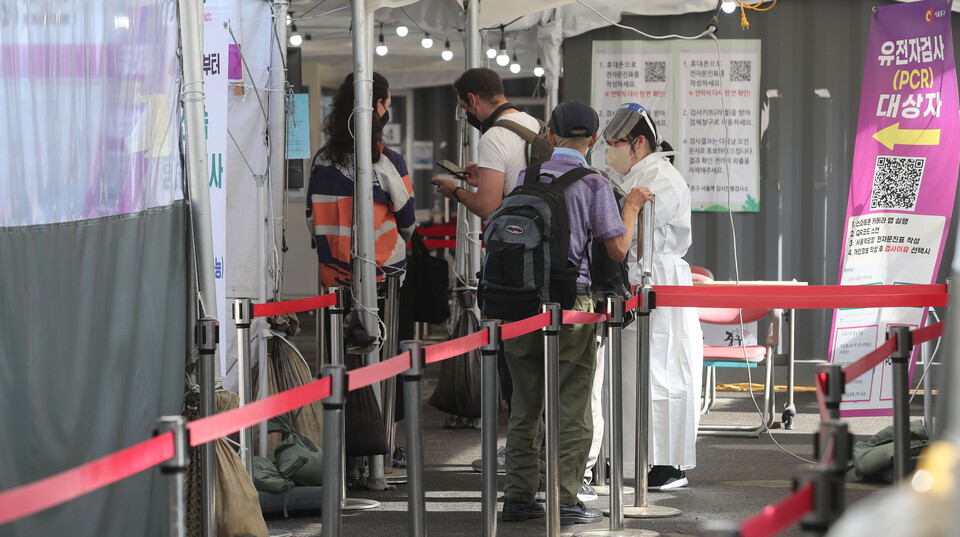 서울 중구 서울역에 마련된 임시선별검사소에서 의료진이 안내를 하고 있다. [사진제공=뉴시스]<br>