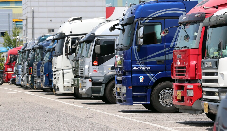 부산 남구의 한 주차장에 운행을 멈춘 대형 화물차가 줄지어 서 있다. [사진제공=뉴시스]