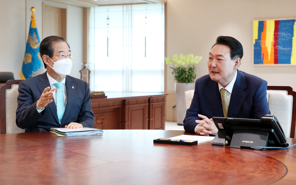 윤석열 대통령이 13일 오전 서울 용산 대통령실 청사 집무실에서 한덕수 국무총리와 주례회동 사전환담을 하고 있다. [사진제공=뉴시스]