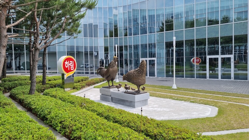 하림 본사 앞 ‘하림의 아침’ 조형물 ⓒ투데이신문