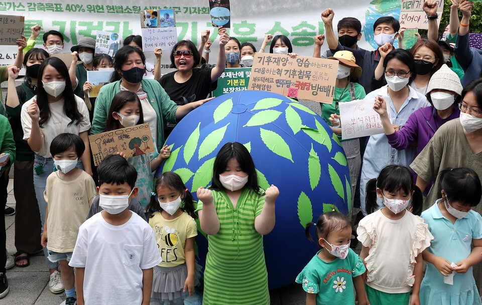 정치하는엄마들을 비롯한 5개 단체가 지난 13일 서울 종로구 헌법재판소 앞에서 ‘지구를 지켜라, 아기 기후 소송‘ 기자회견을 하고 있다. [사진제공=뉴시스]