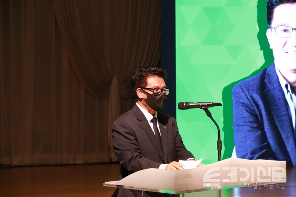 15일 오후 KBIZ중소기업중앙회 중소기업DMC타워(2층) DMC홀에서 진행된 제1회 청년플러스포럼 ‘지속가능한 ESG분야 청년 스타트업 활성화 방안’에서 한국기자협회 김동훈 기자협회장이 축사를 하고 있다. ⓒ투데이신문