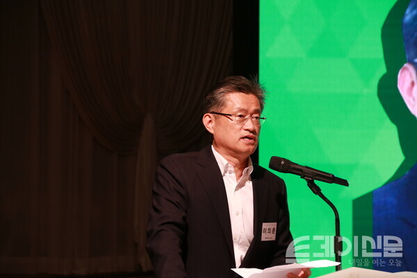 15일 오후 KBIZ중소기업중앙회 중소기업DMC타워(2층) DMC홀에서 진행된 제1회 청년플러스포럼 ‘지속가능한 ESG분야 청년 스타트업 활성화 방안’에서 (사)한국인터넷신문협회 이의춘 인신협회장이 축사를 하고 있다. ⓒ투데이신문