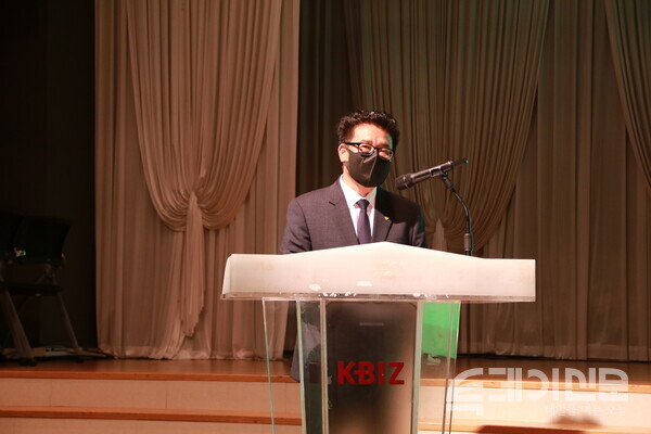 15일 오후 KBIZ중소기업중앙회 중소기업DMC타워(2층) DMC홀에서 진행된 제1회 청년플러스포럼 ‘지속가능한 ESG분야 청년 스타트업 활성화 방안’에서 한국기자협회 김동훈 기자협회장이 축사를 하고 있다. ⓒ투데이신문<br>