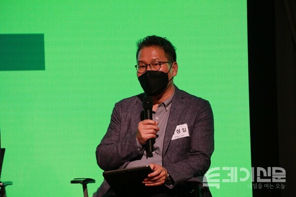 15일 오후 KBIZ중소기업중앙회 중소기업DMC타워(2층) DMC홀에서 개최된 제1회 청년플러스포럼 ‘지속가능한 ESG분야 청년 스타트업 활성화 방안’에서 국민대학교 김성일 교수가 주제별 심층 견해 정리 및 토론을 진행하고 있다.&nbsp;ⓒ투데이신문<br>