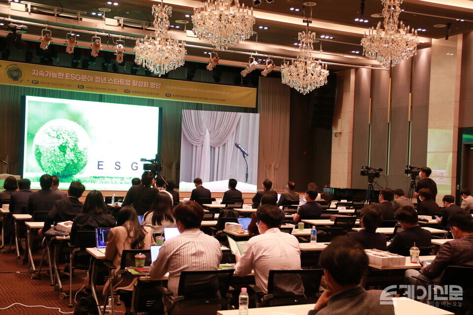 본보는 창간 10주년을 맞아 15일 서울시 마포구 KBIZ중소기업DMC타워 DMC홀에서 제1회 청년플러스포럼 ‘지속가능한 ESG분야 청년 스타트업 활성화 방안’을 열었다. ⓒ투데이신문