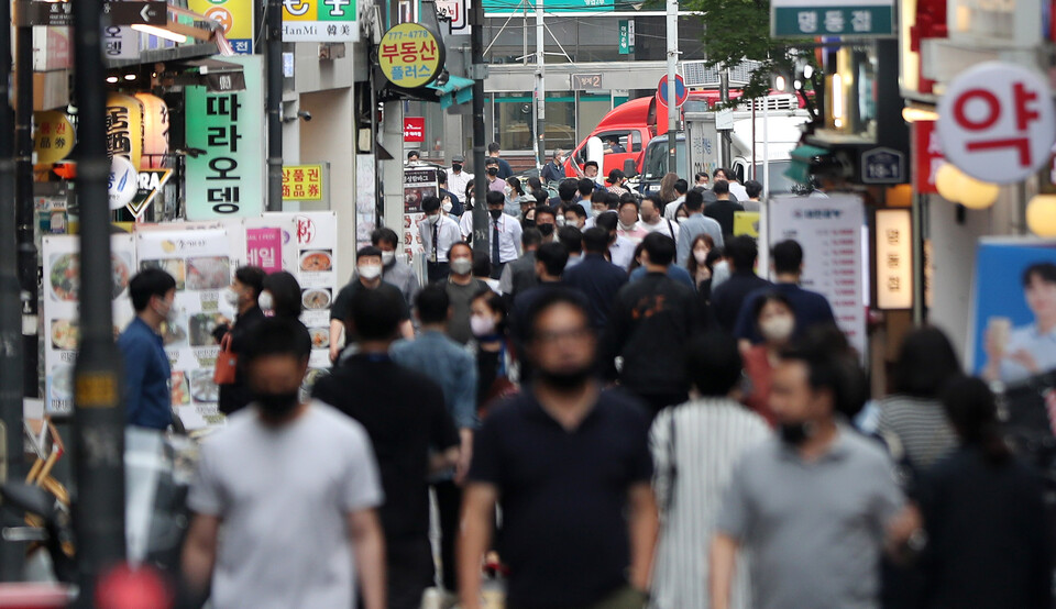 서울 중구 명동거리에 사람들이 이동하고 있다. [사진제공=뉴시스]